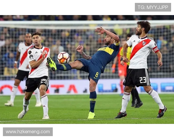 河床队与利加大学的激烈对决揭示足球战术与球队实力的较量 河床队与利加大学的激烈对决揭示足球战术与球队实力的较量