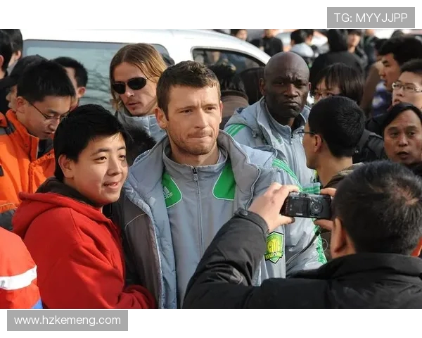 杭州足球队配合引发热议球迷对战术安排和球员默契提出质疑